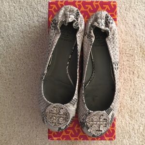 Tory Burch Reva flats in python print leather 7.5